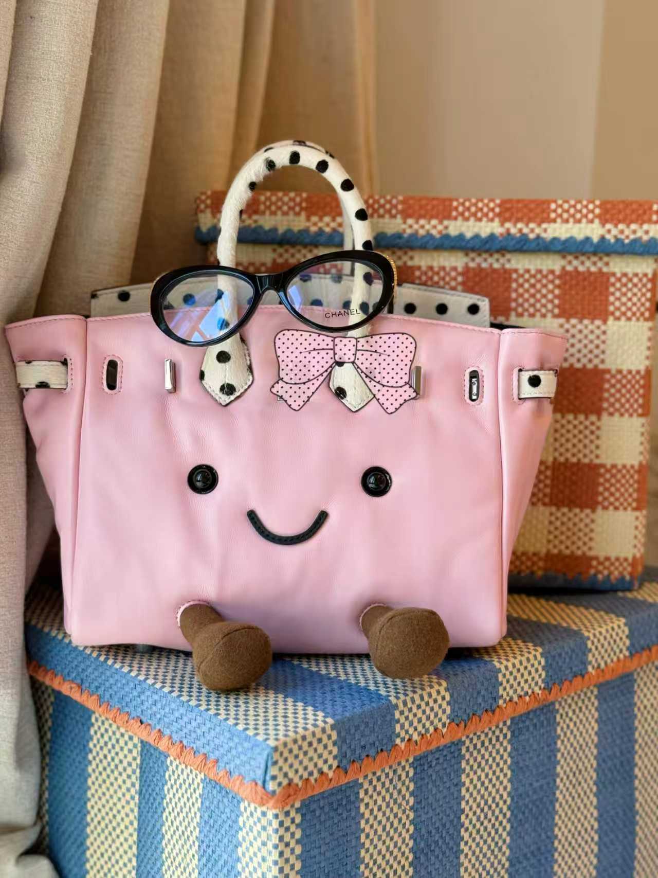 Classic leather point pink-colored handbag